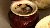 Полтавские галушки с курицей и грибами в горшочках
