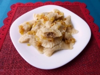 Вареники с колбасой, беконом и картофелем