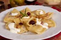 Вареники с яблоками и клюквой