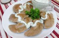Гречневые вареники с мясом и сметанным соусом