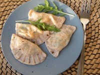 Вареники з яблуками, руколою та сиром