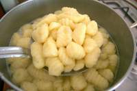 Картофельные ньокки с соусом песто