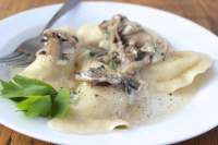 Вареники с картофелем под грибным соусом